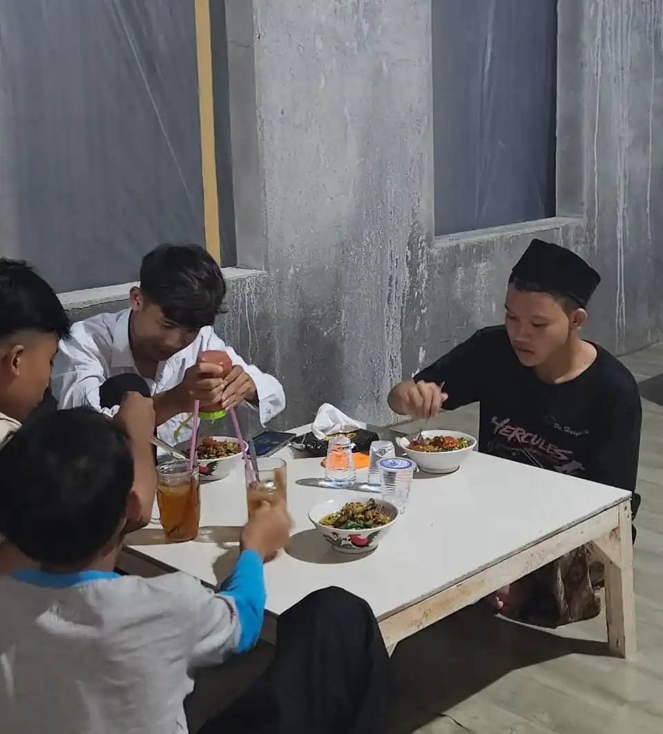 Suasana warung Mie Ayam Pak Dul Bumiayu